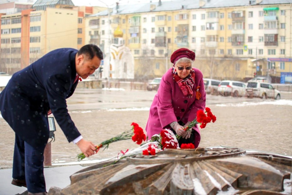Руководство Якутской городской Думы возложило цветы к монументу «Воинам-победителям»