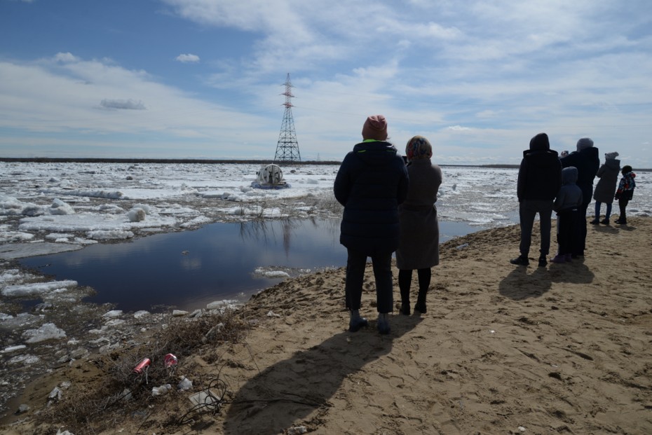 Лед таки тронулся: Горожане и гости столицы лицезрят ледоход в Якутске