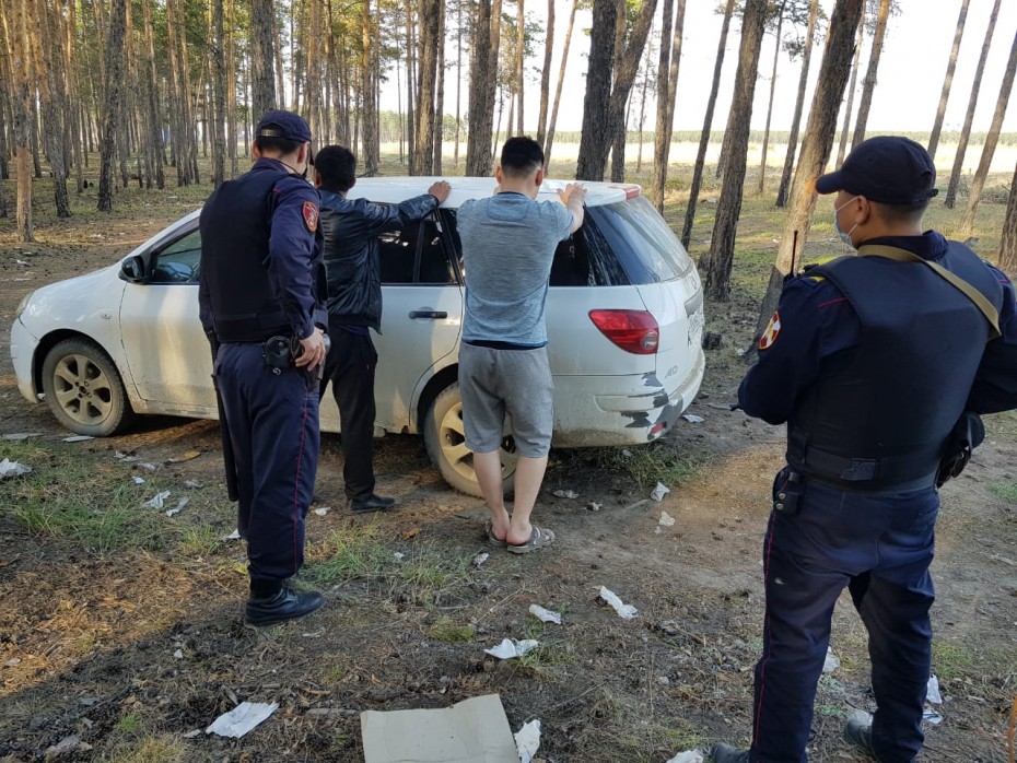 Росгвардейцы в лесном массиве Якутска задержали двух мужчин, подозреваемых в незаконном хранении наркотиков