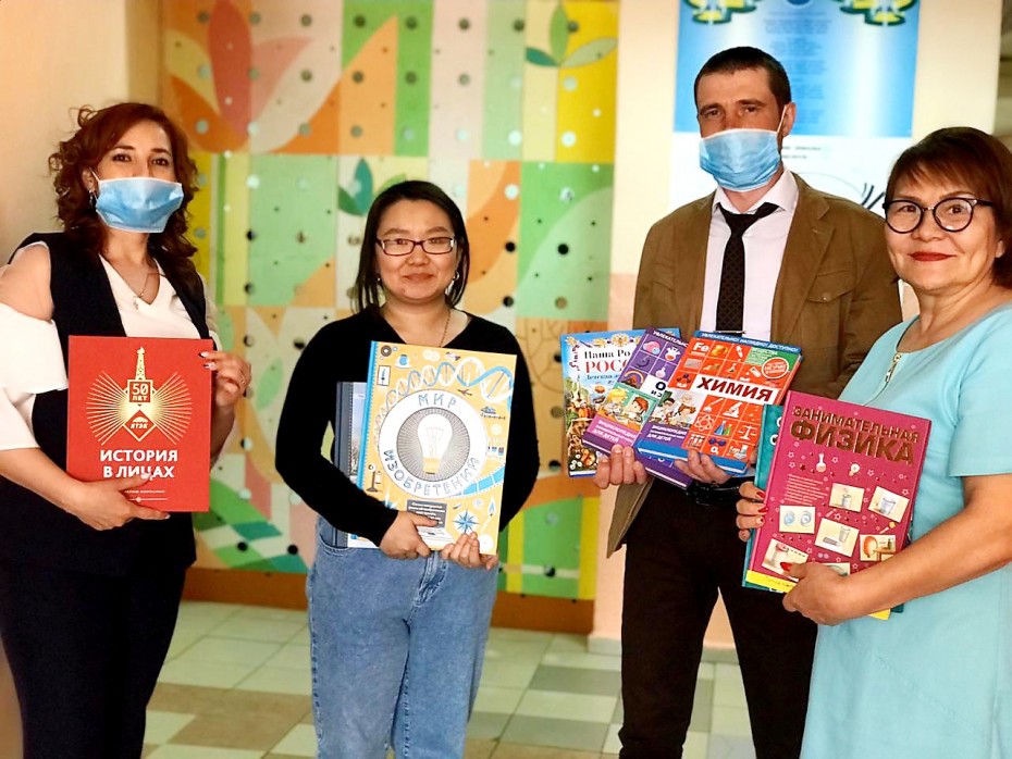 ЯТЭК пополнил фонд школьной библиотеки в Кысыл-Сыре