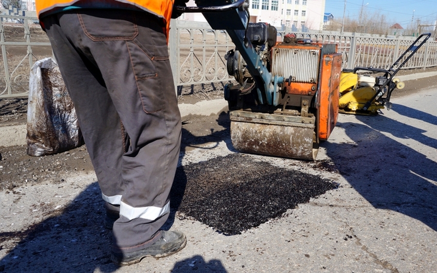 Плановая уборка пыли и ямочный ремонт улиц в Якутске 19 июня