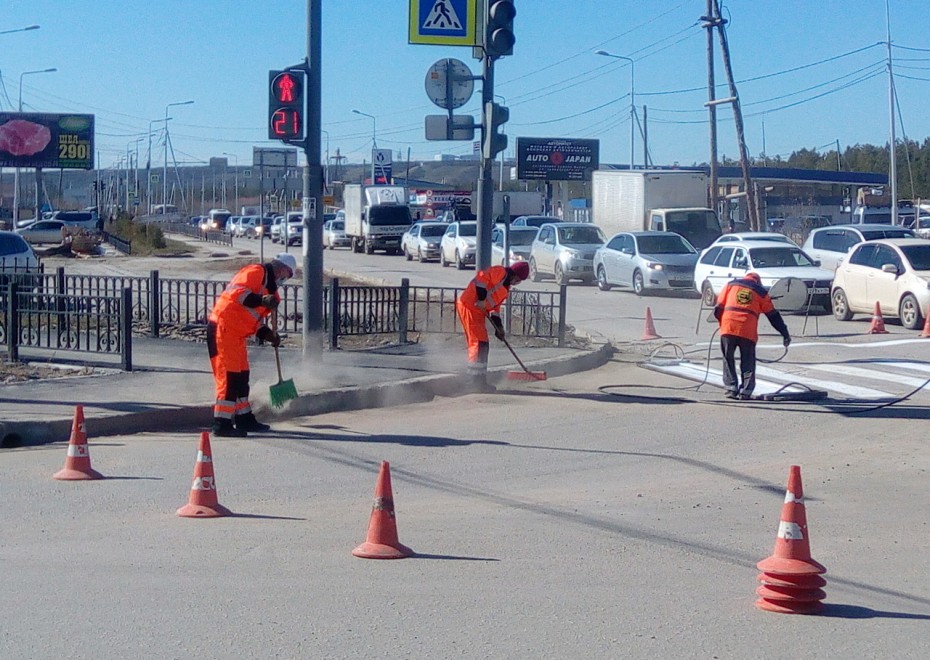 В Якутске продолжаются плановая уборка пыли и ямочный ремонт улиц