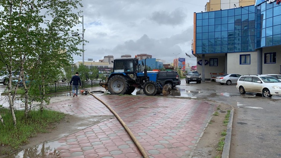 Плановая уборка пыли и ямочный ремонт улиц в Якутске 16 июня