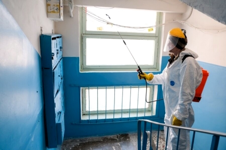 В Якутске продолжается заключительная дезинфекция в подъездах домов, из которых госпитализировали больных коронавирусной инфекцией