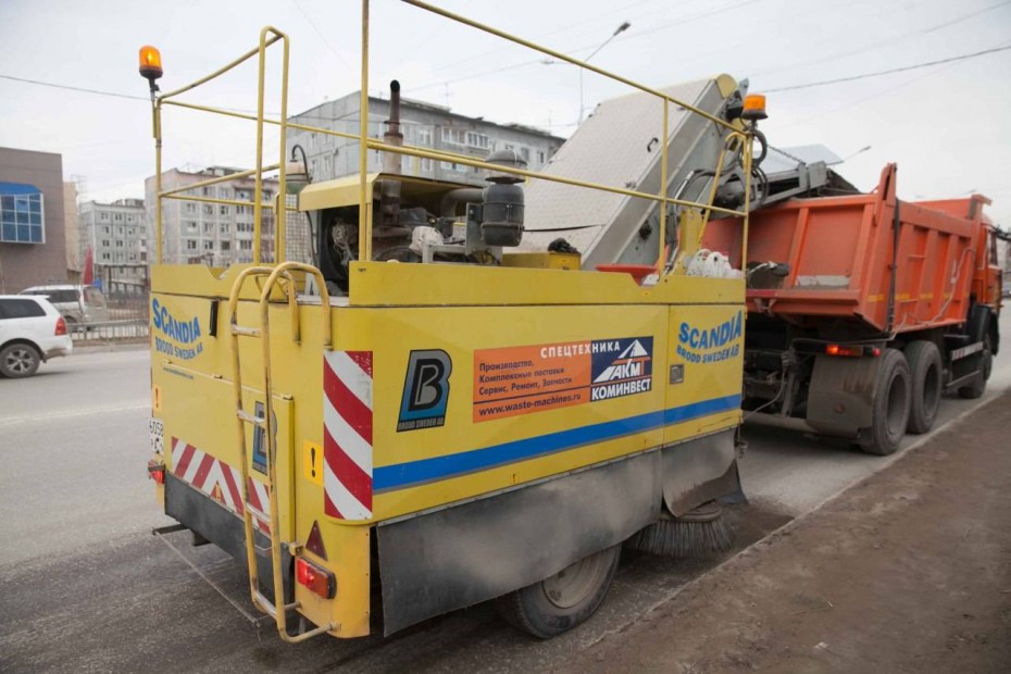 Плановая уборка пыли и ямочный ремонт улиц в Якутске 17 июня