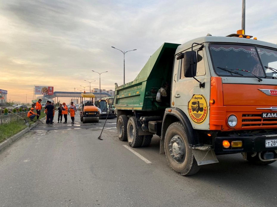В Якутске продолжаются уборка пыли и ямочный ремонт улиц