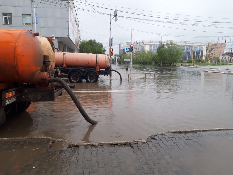 В Якутске в усиленном режиме откачивают дождевые воды