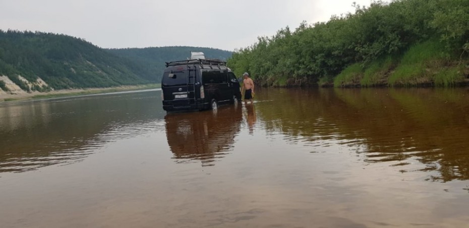 Водителя, помывшего машину в реке Амга, привлекут к ответственности