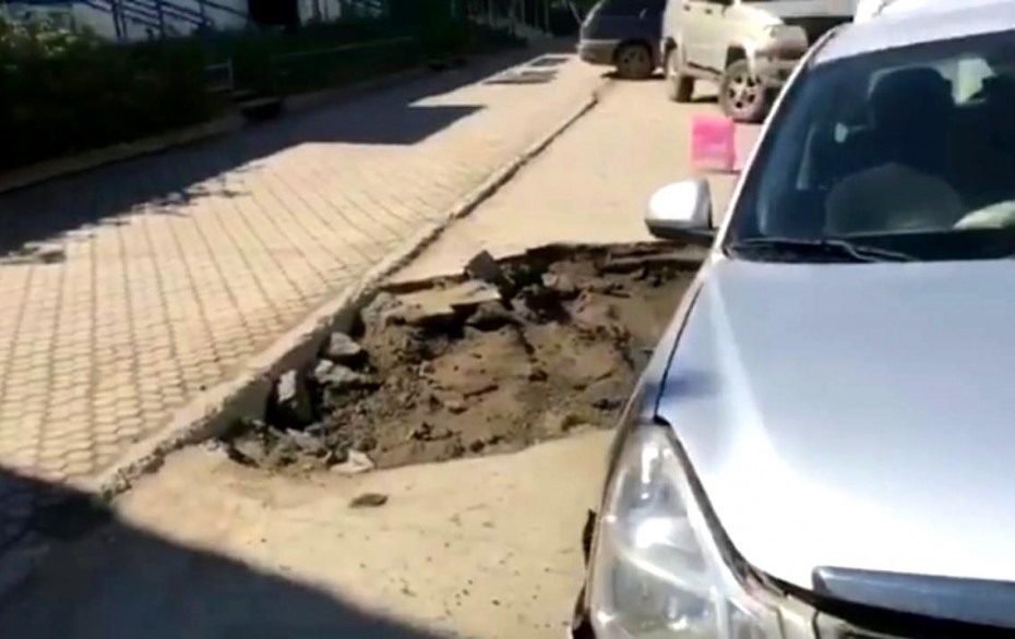 Яма по улице Ойунского будет отремонтирована за счет  УГРС «Сахатранснефтегаз», проводившей земляные работы