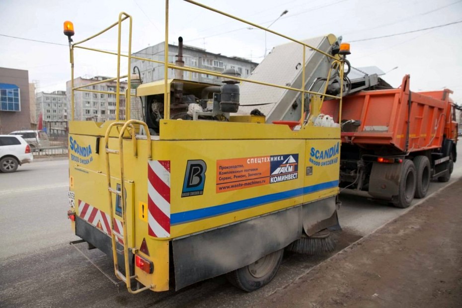 В Якутске продолжаются плановая уборка пыли и ямочный ремонт