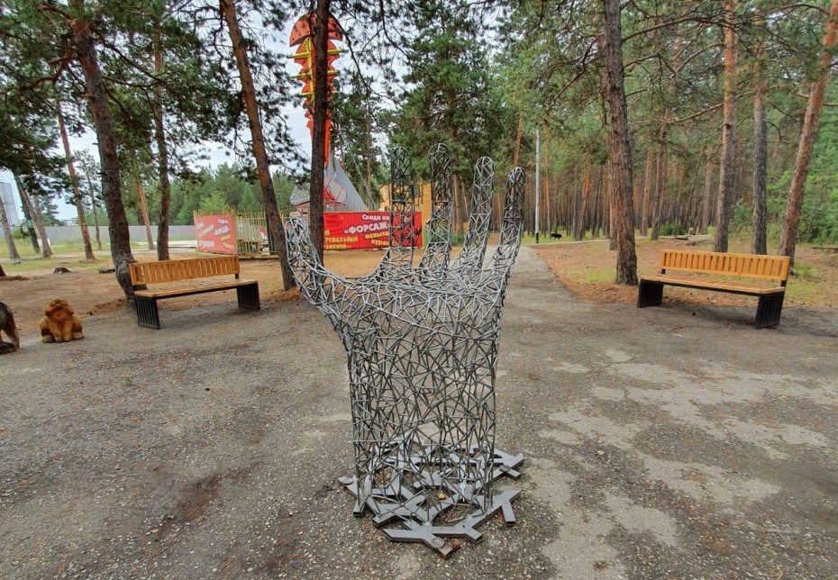 В парке культуры и отдыха установили необычный арт-объект в виде ажурной руки