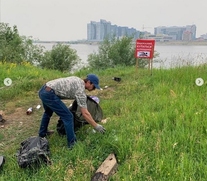 Владимир Федоров очистил территорию возле лодочной станции от мусора