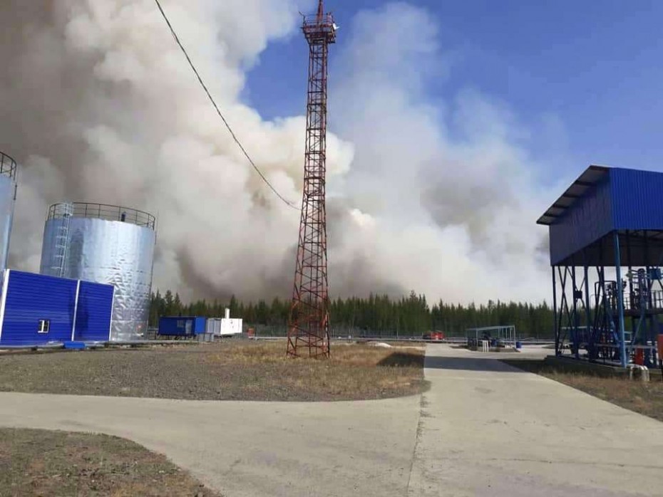 Жители Момы бьют тревогу: Огромный лесной пожар подбирается к селу Хонуу и нефтебазе