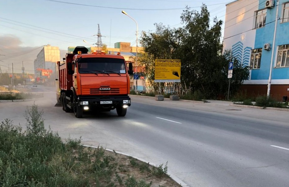 Плановая уборка пыли и ямочный ремонт улиц в Якутске 13 августа