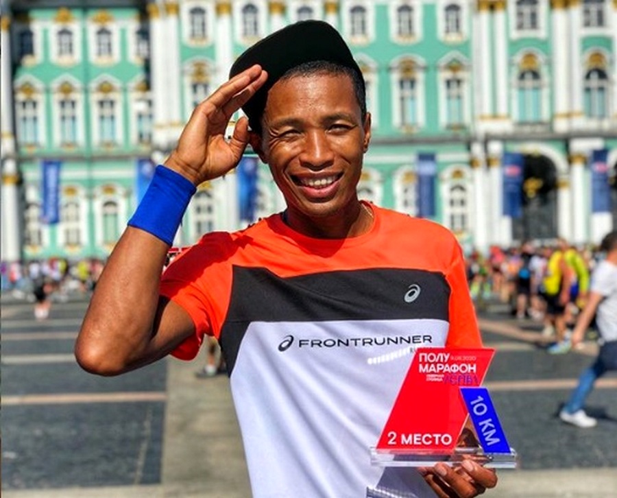 Якутянин Артур Бурцев стал призером бегового полумарафона «Северная столица»