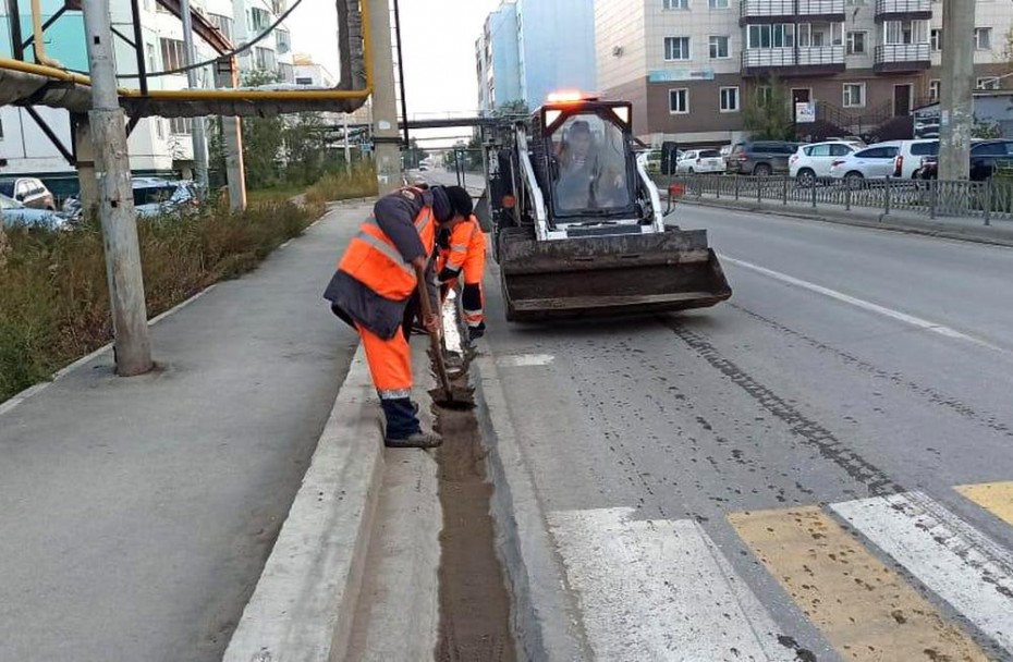 В Якутске продолжаются плановая уборка пыли, ямочный ремонт улиц и другие работы