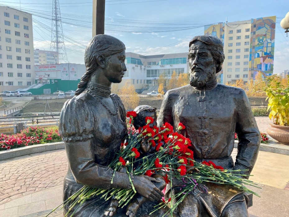 В Якутске возложили цветы к памятнику Семену Дежневу и Абакаяде