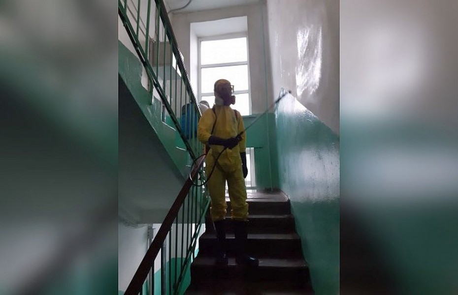 В Якутске продолжается дезинфекция в подъездах домов, из которых госпитализировали больных коронавирусной инфекцией