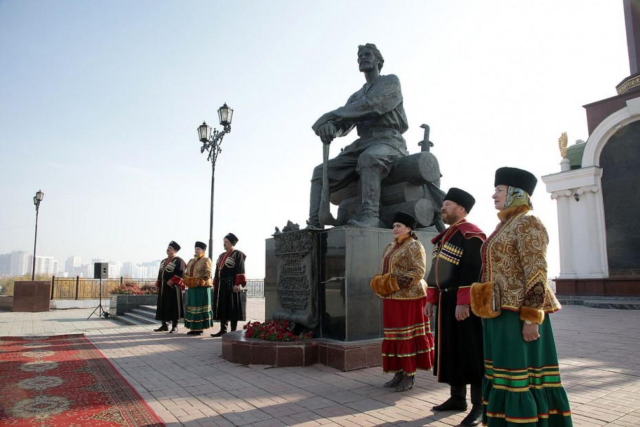 В Якутске возложили цветы к памятнику основателю города Петру Бекетову