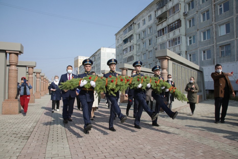 В Якутске возложили цветы к мемориальному комплексу «Солдат Туймаады»