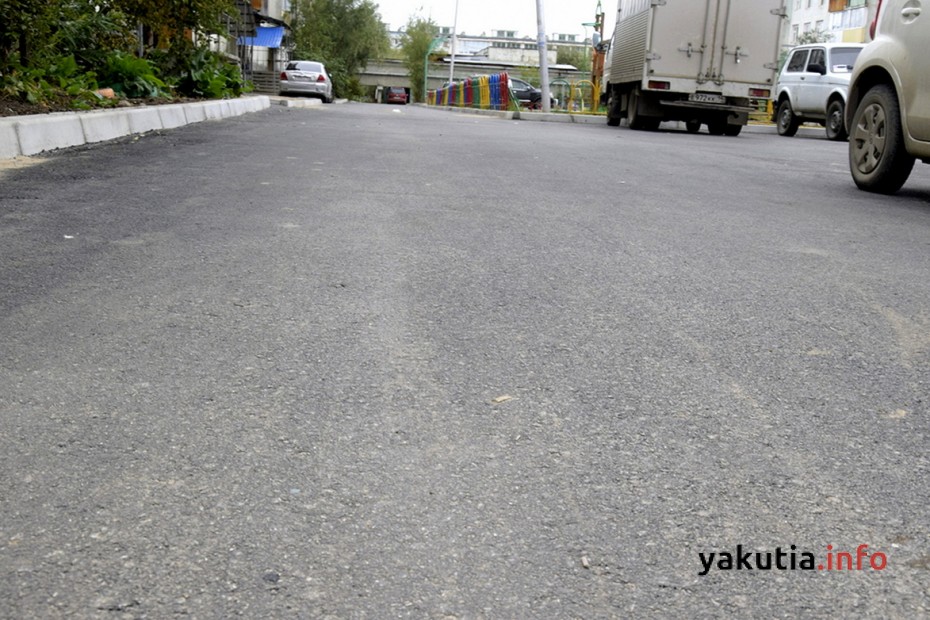 В Якутске ведется работа по ямочному ремонту улиц и внутриквартальных проездов