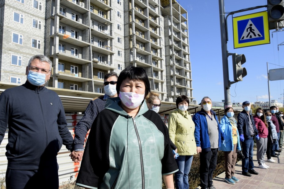 «Хватит крышевать застройщика!»: Дольщики встали живой цепью возле долгостроя в Якутске