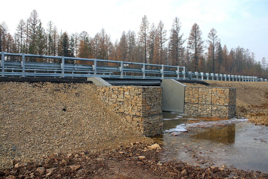 На федеральной трассе А-360 «Лена» капитально отремонтирован мост через ручей