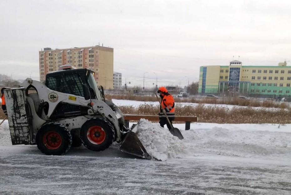 Более 17 тысяч кубометров снега с улиц и тротуаров вывез «Якутдорстрой»