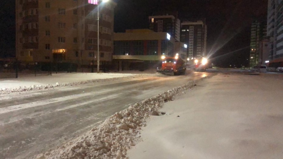 «Якутдорстрой» продолжает ежедневную уборку снега с городских улиц