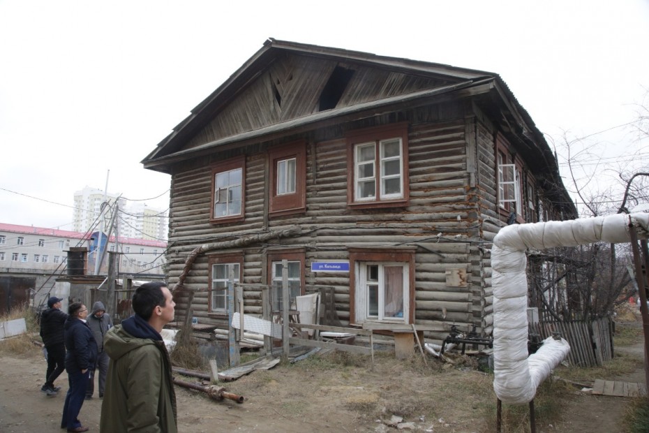 Комиссия Окружной администрации Якутска встретилась с жильцами дома, в котором обрушилась часть потолка