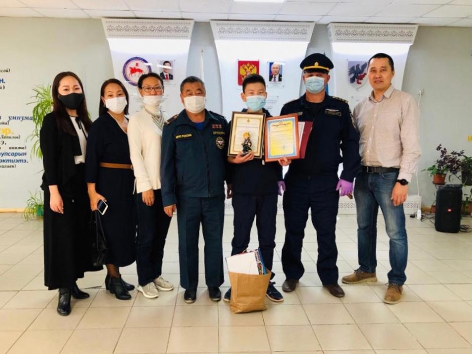 Пятерых школьников предотвративших пожар наградили в Якутии