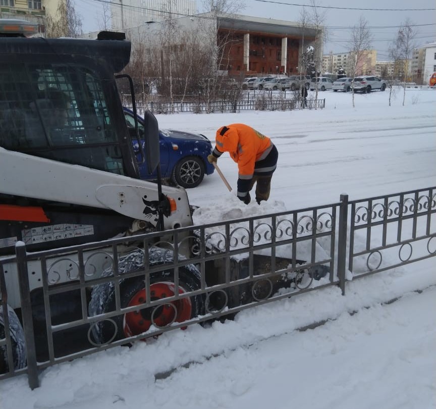 С улиц Якутска вывезено 4490 кубометров снега, идет засыпка речным песком