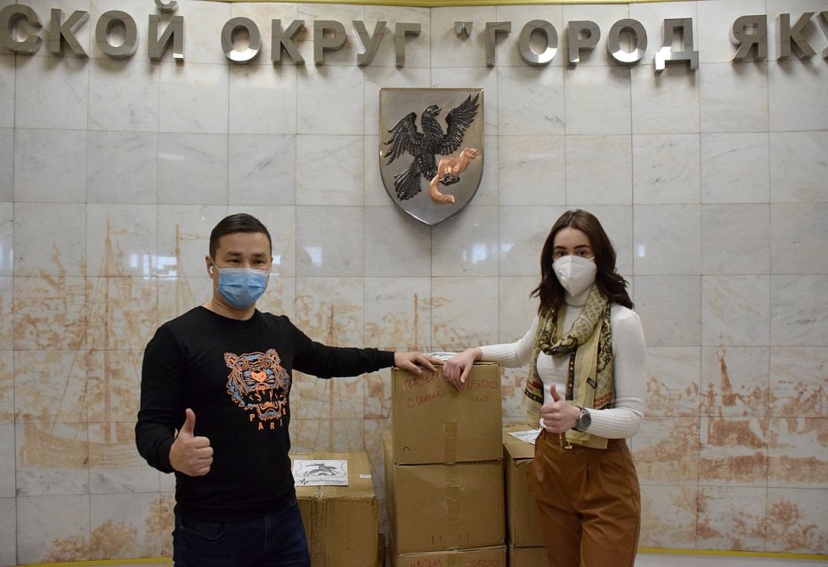 Забывчивым горожанам: Предприниматели бесплатно предоставили медицинские маски для раздачи в автобусах