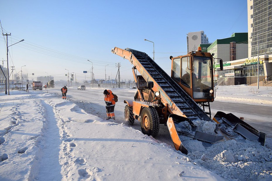 «Якутдорстрой» продолжает плановую уборку снега с городских улиц