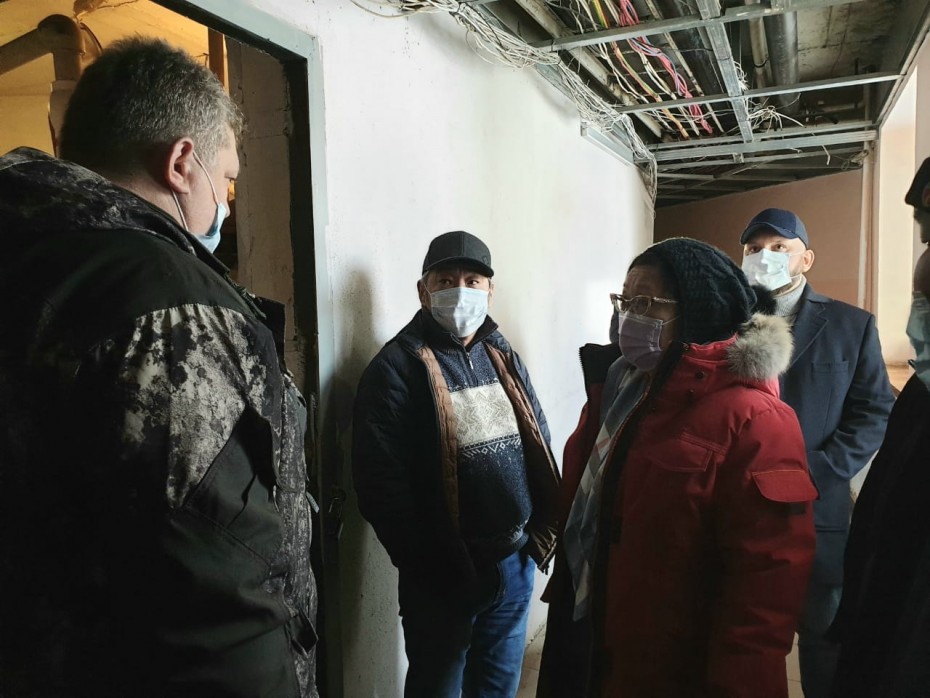 Сардана Авксентьева проверила сигнал о перебоях с отоплением в доме по улице Чайковского