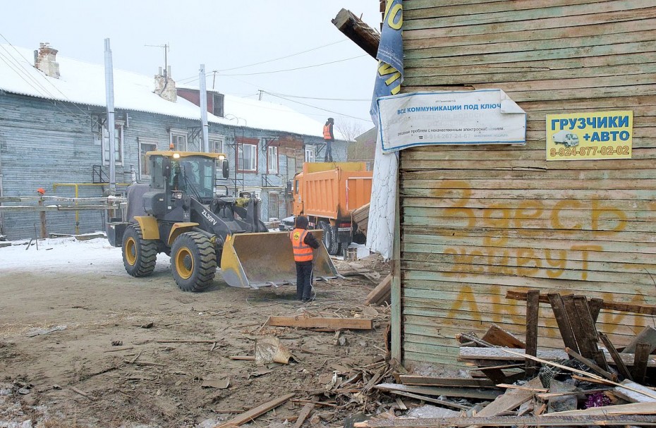 На улице Семена Данилова в Якутске снесли очередной аварийный дом