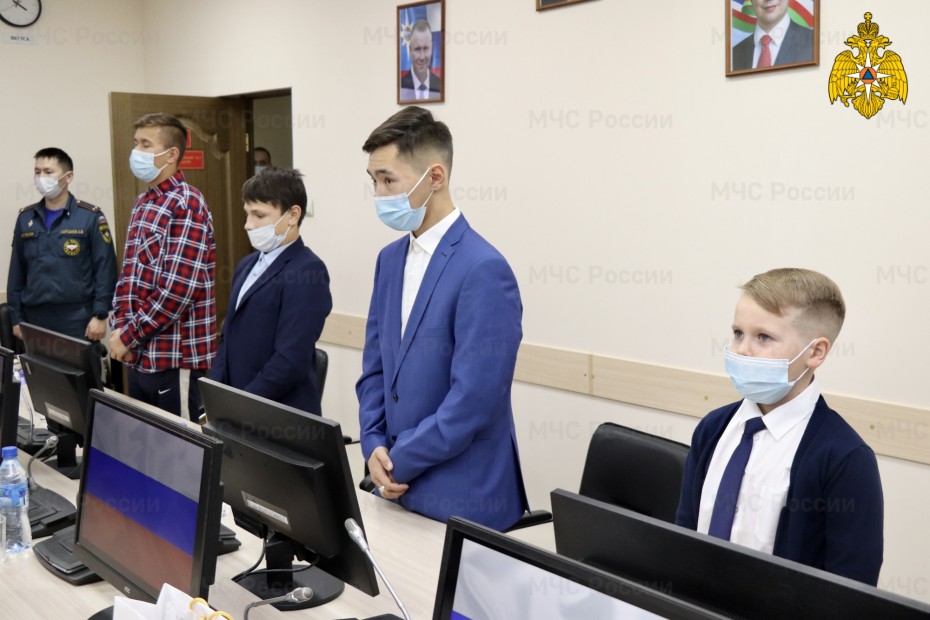 В Якутске наградили четверых детей, которые спасли утопавших