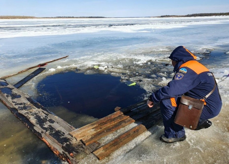 Опасность тонкого льда: В Якутии нетерпеливые водители рискуют жизнью каждую осень