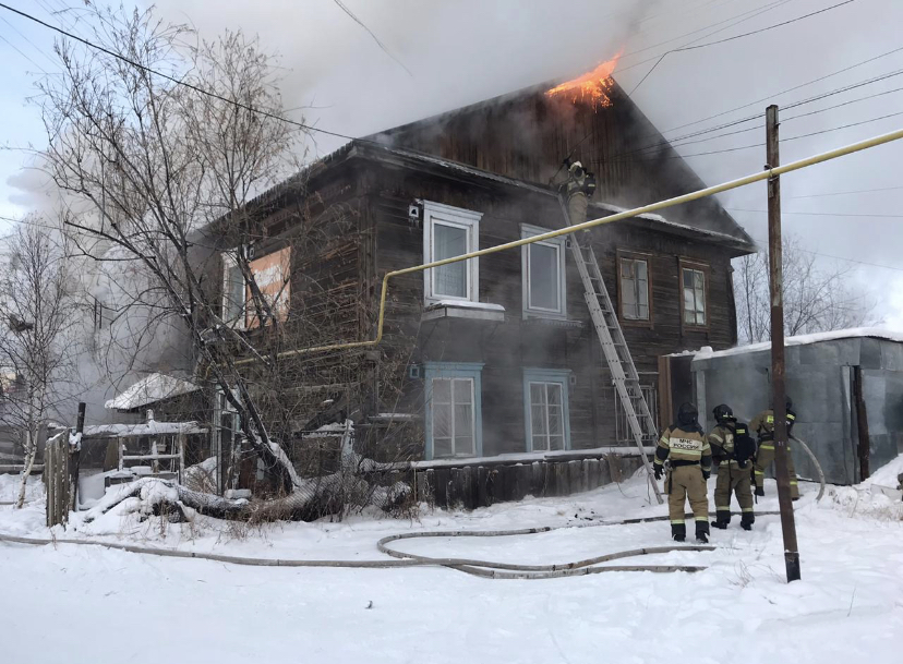 В Якутске идет тушение пожара по улице Рыдзинского