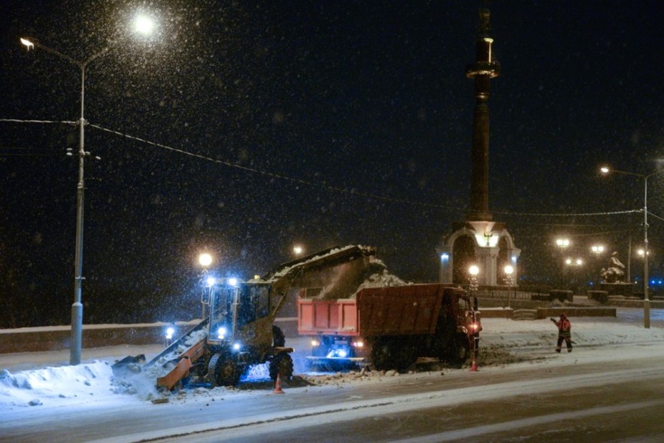 «Якутдорстрой» продолжает плановую уборку снега с городских улиц