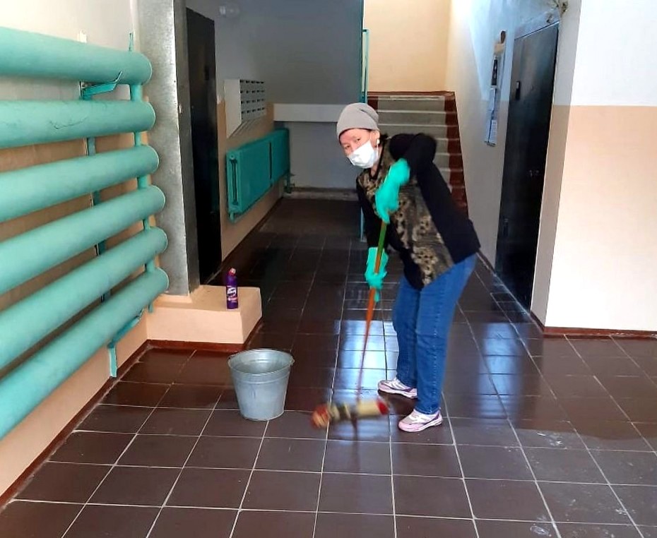 Санобработка подъездов жилых домов продолжается в Якутске