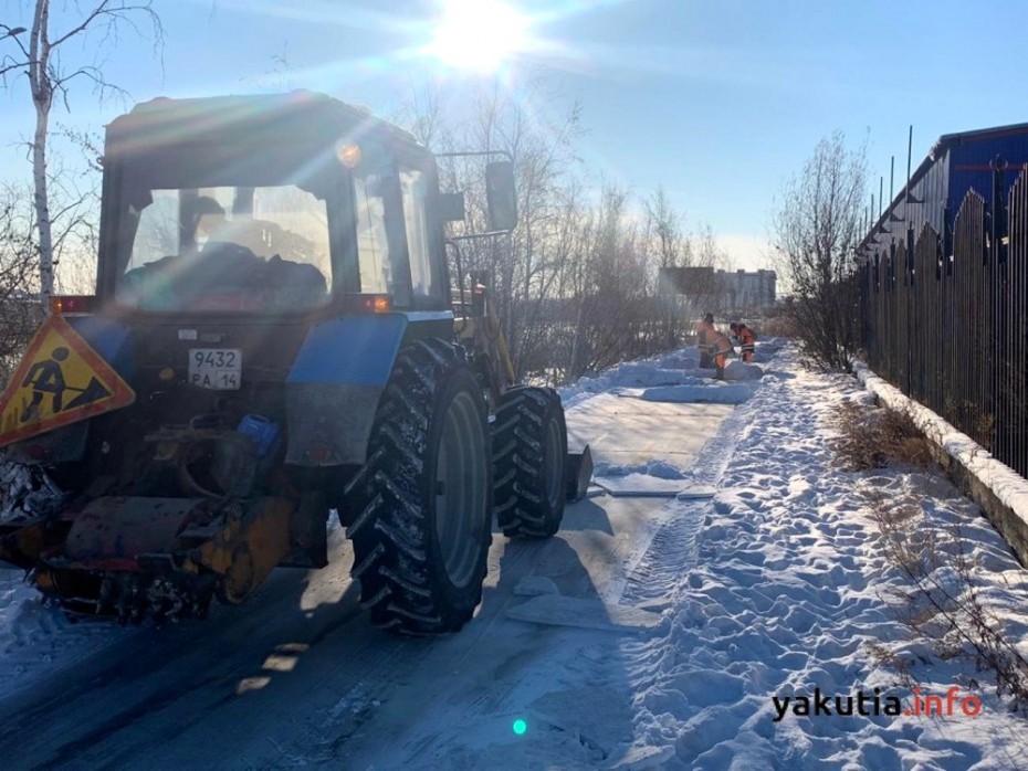 АО «Якутдорстрой» продолжает плановую уборку снега с городских улиц