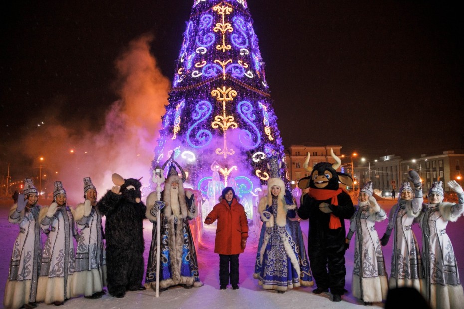 Торжественная церемония зажжения ёлки на площади Орджоникидзе