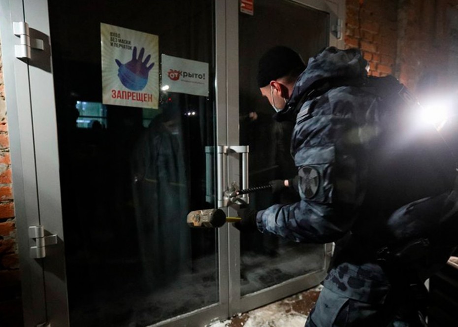 Выломать дверь в подпольный бар, где нарушали антиковидные меры пришлось полицейским в Москве