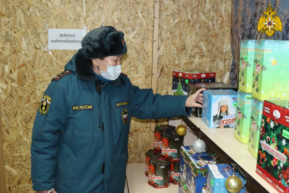 Сотрудники МЧС России проводят рейды по местам продажи пиротехники