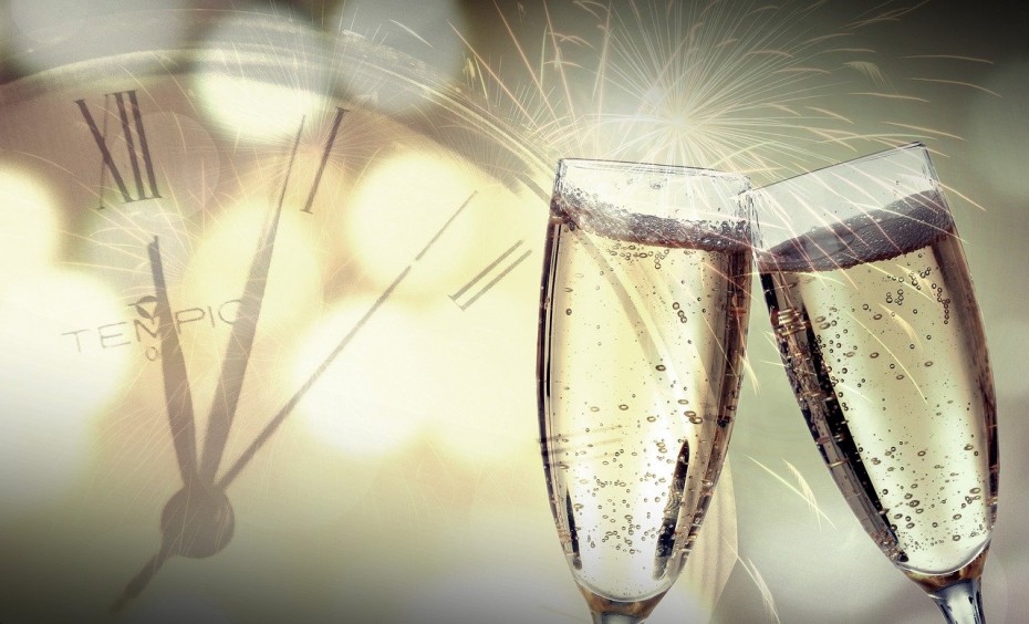 Привившимся от коронавируса разрешили выпить бокал шампанского на Новый год