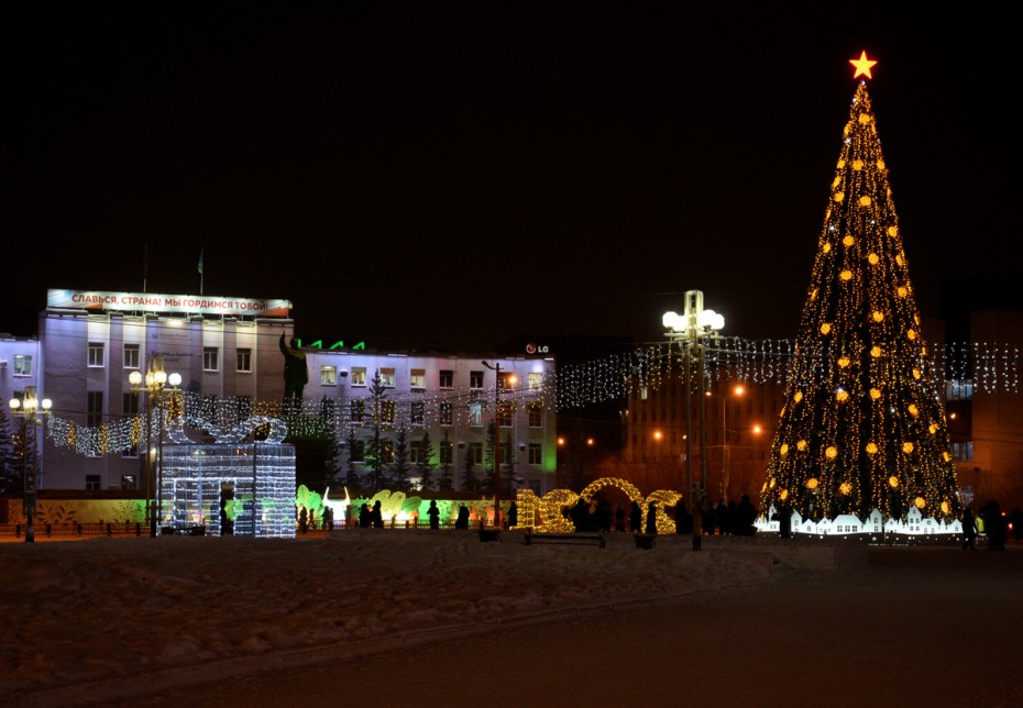 Виды города. Новогодняя елка на площади Ленина.
