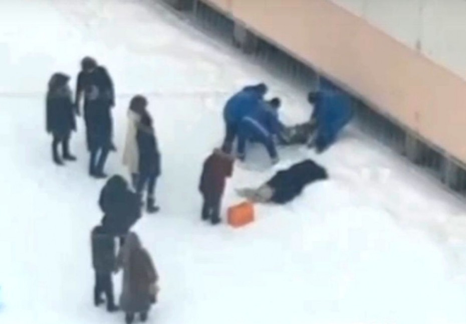 По факту падения подростка из окна школы в Якутске проводится проверка