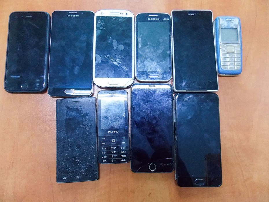 Десять сотовых телефонов пытались перебросить заключенным на территорию ИК №3
