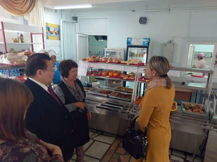 Федот Тумусов совместно с активистами ОНФ проверил качество питания в школах Якутска